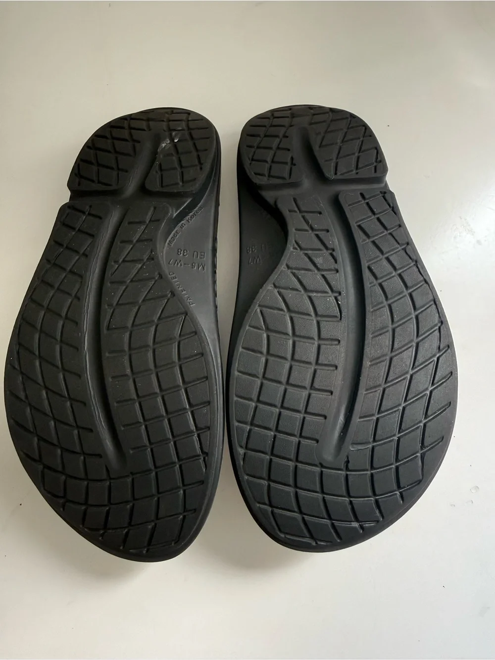 OOFOS Sandals Women size 5 Black Recovery Flip Sandals - Cushioned Foam Thong
